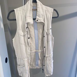 Super cute light weight beige vest, perfect for spring or fall!